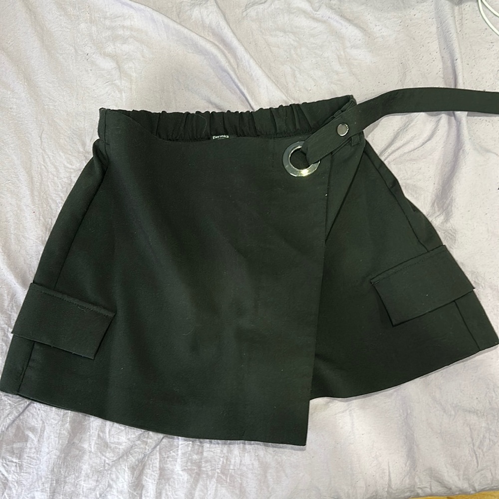 BERSHKA black skort